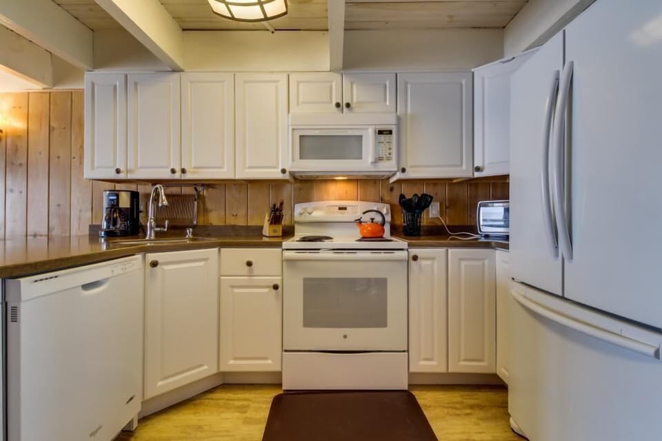 Flipper's Seacret Full-Size Kitchen