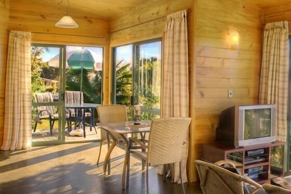 Dining/side deck