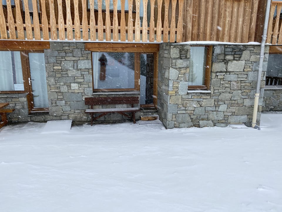 Ski to door