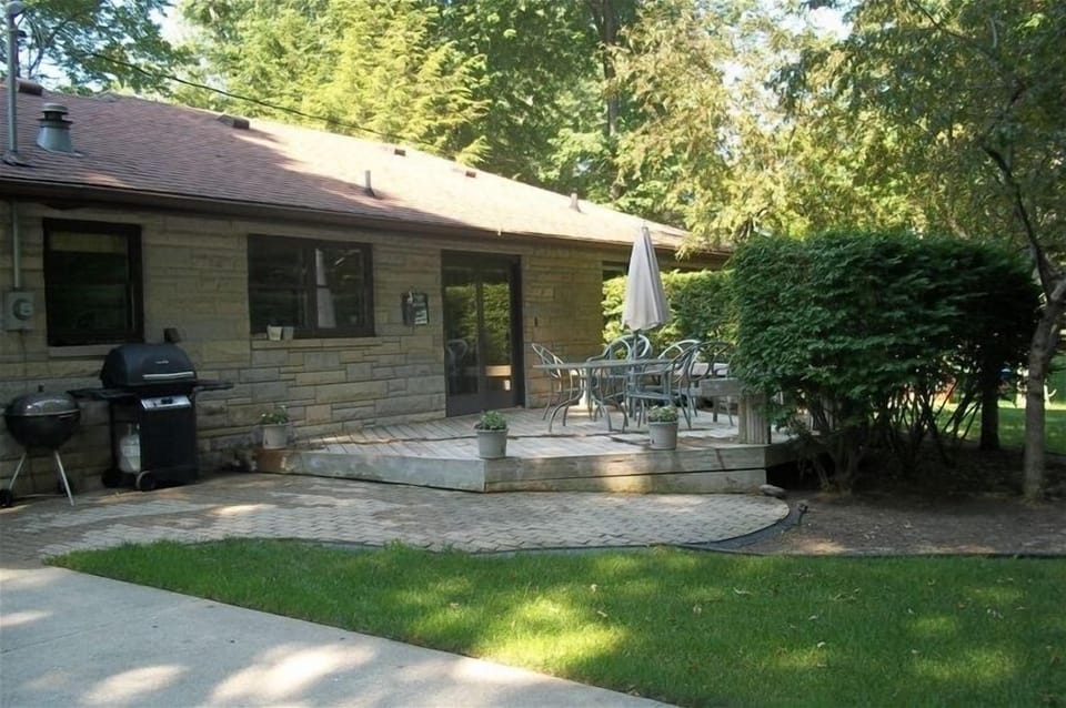 Back deck with gas and charcoal barbeques 