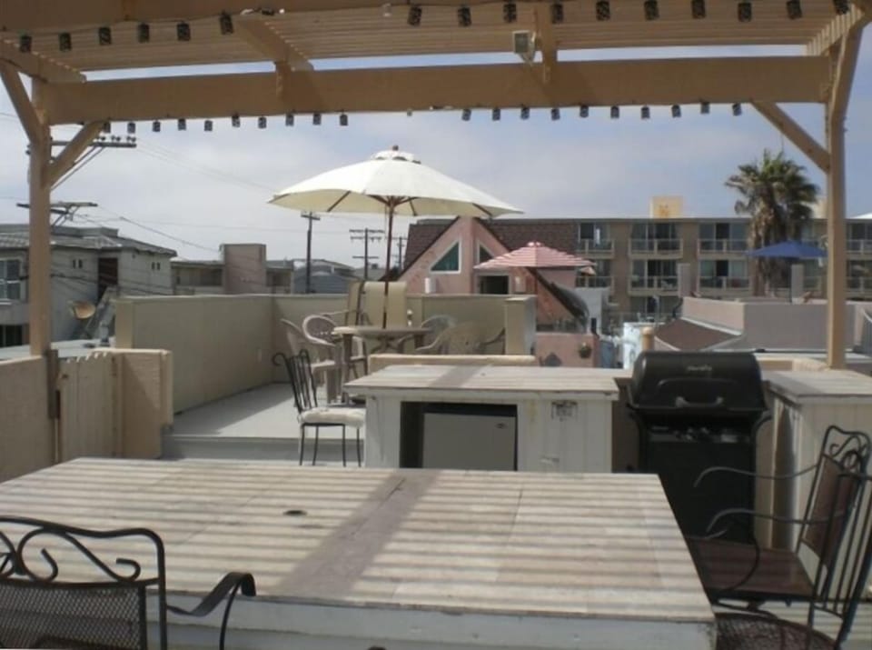 Covered Roof Deck 17'x 30', Front has OCEAN and SAND views 