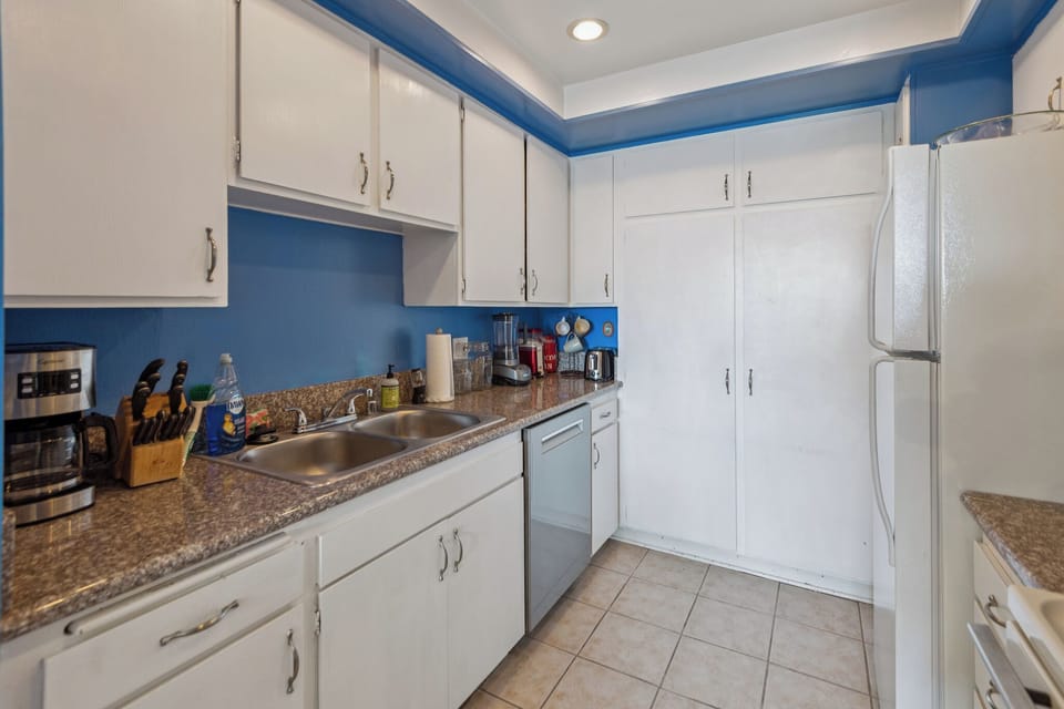 Well Stocked Kitchen with essentials. Coffee, Tea & snacks included. 