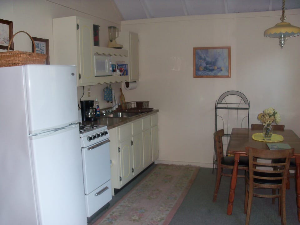 cottage 3 kitchen