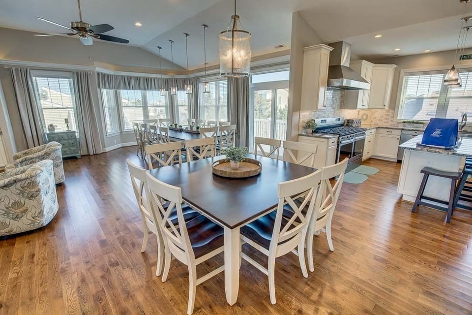 Top-Level Dining Room with Table (seats 8)