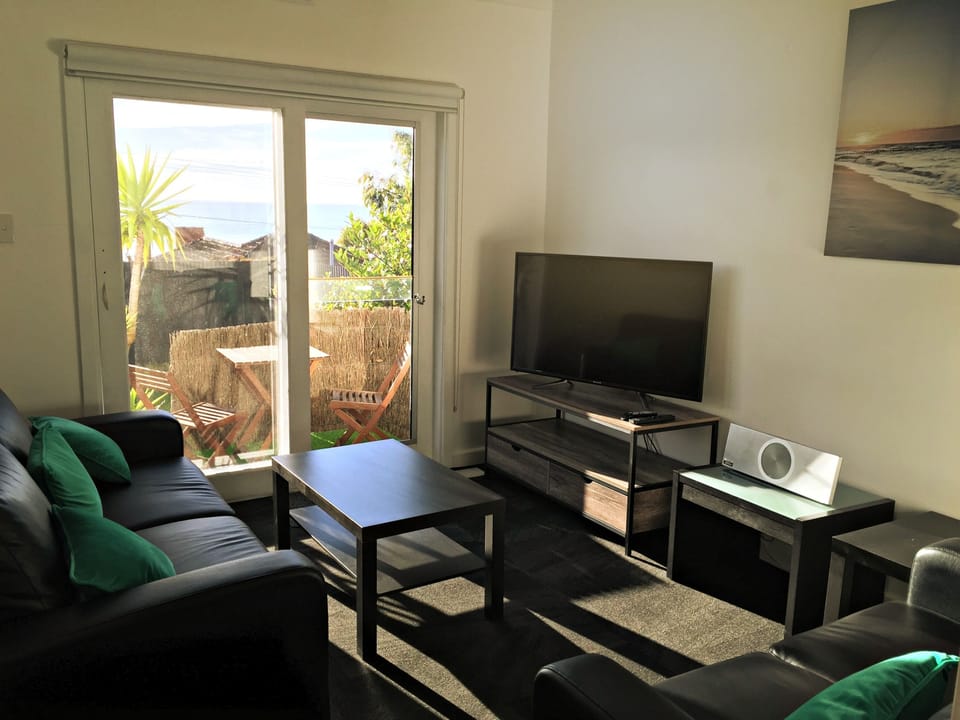 New Lounge suite, Ocean Views, 47" LED LCD TV, combination CD/DVD player