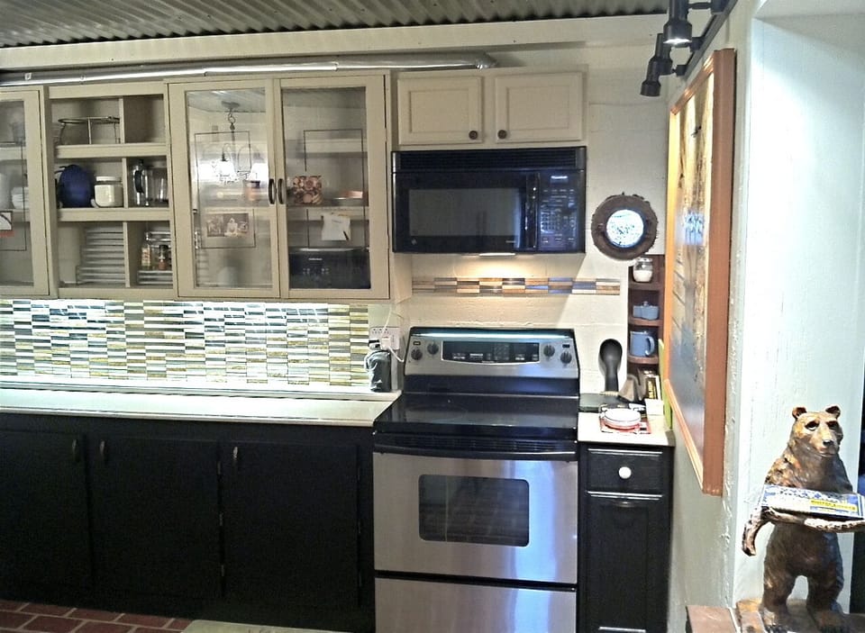 Microwave, elec range cooktop & broiler only. Must use sm toaster oven to bake. 