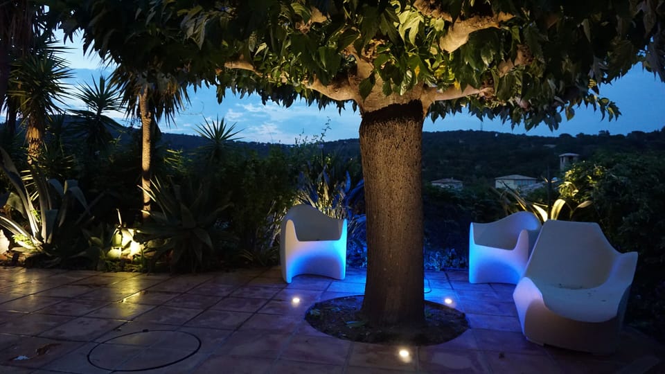 The terrace by night