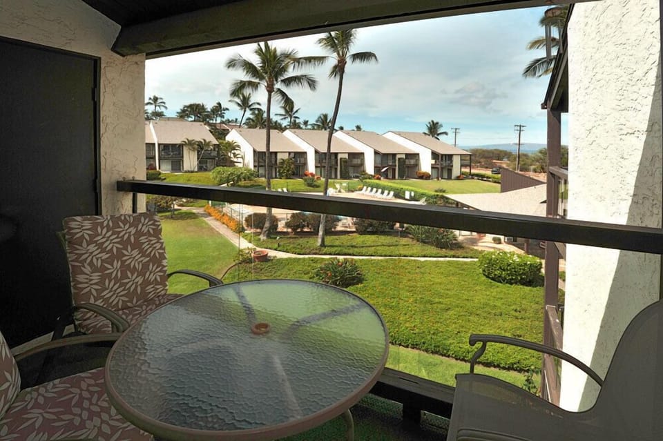 Lanai seats 4 and overlooks pool area