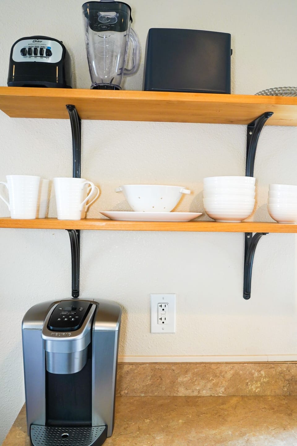 Coffee maker (we supply guests with a few coffee pods), blender and toaster. 