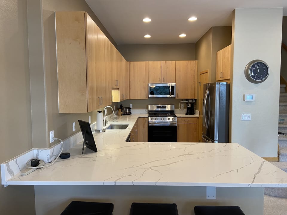 New quartz countertops & stainless steel appliances
