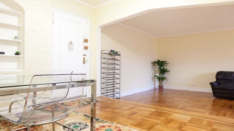 Foyer & dining area