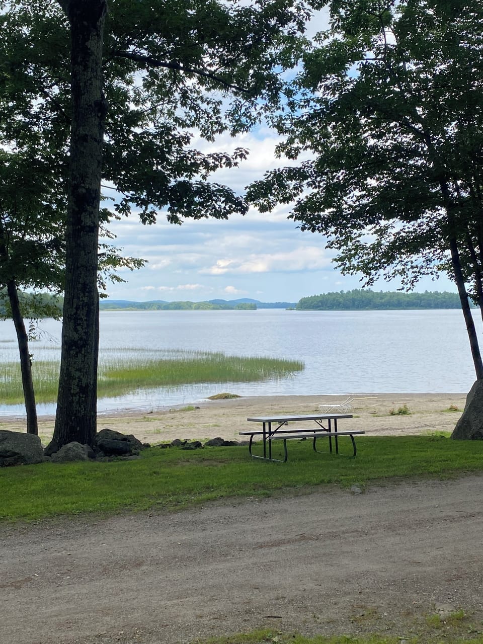 The picnic table and beach just steps away from the cottage deck.