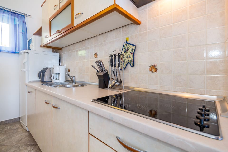 Kitchen with dishwasher