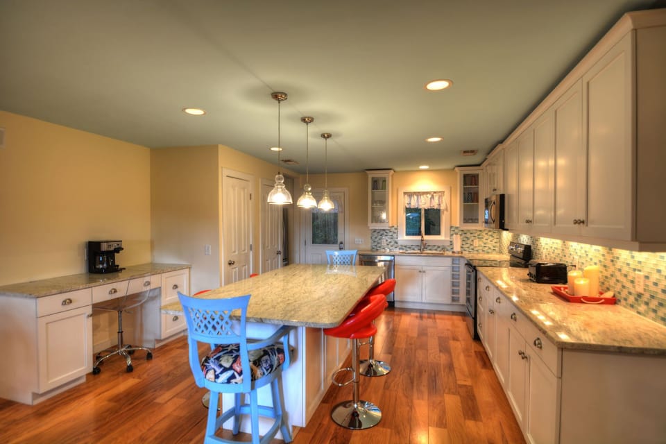 Large Kitchen - New Appliances - Miles of Counterspace 