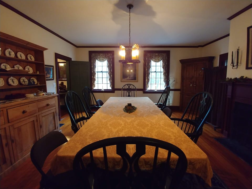 Dinning Room  (theres's a full kitchen and separate less formal kitchen table) 
