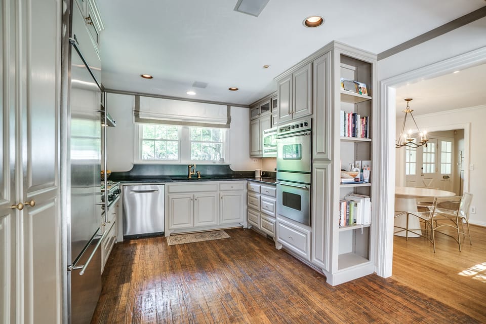 Full kitchen