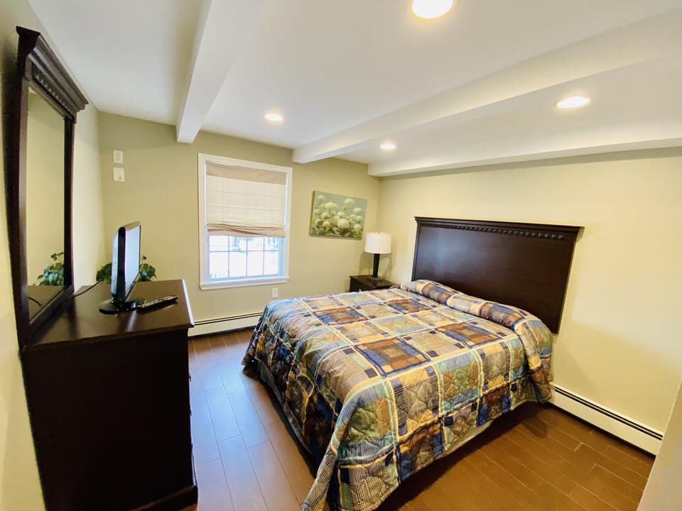 Queen size bedroom