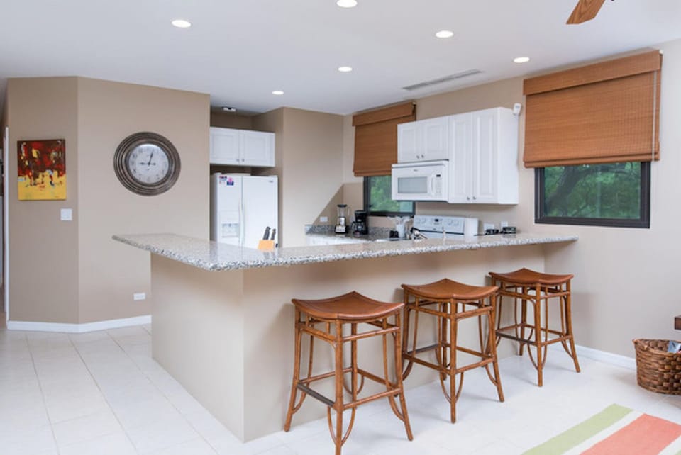 Full kitchen with breakfast bar