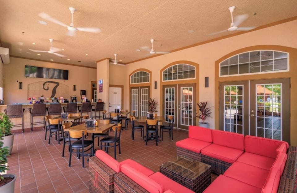 Pool bar/restaurant