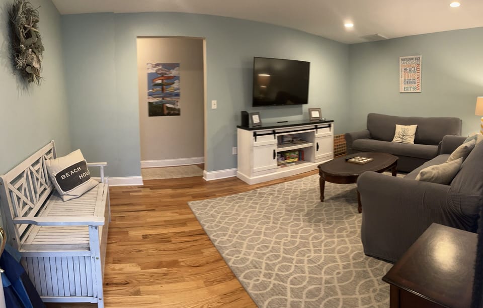 TV, Netflix, DVD, Wii, & Board games
Queen Pull Out Couch
