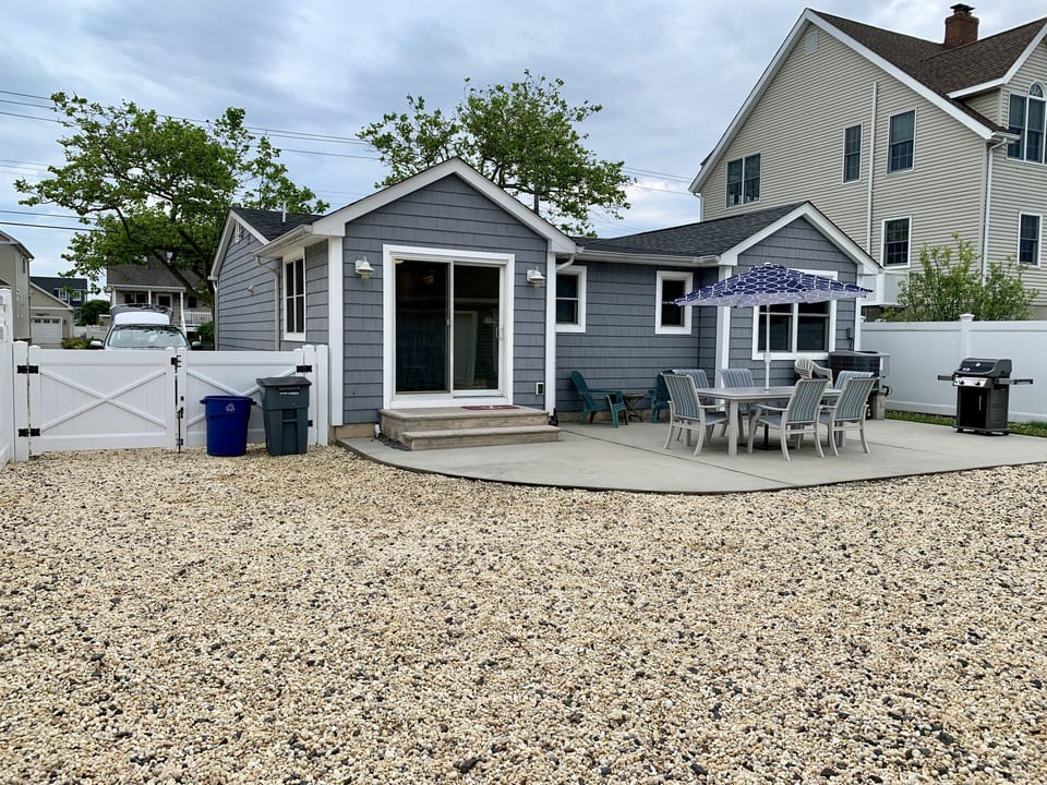 Fenced in backyard, patio set, Webber grill, & propane fire table.