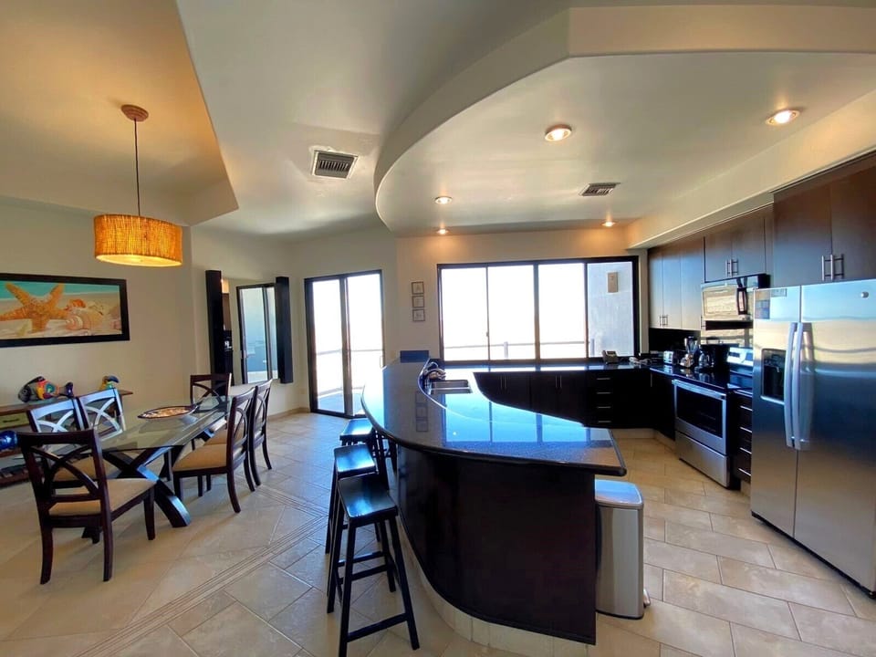 Kitchen & Dining Area