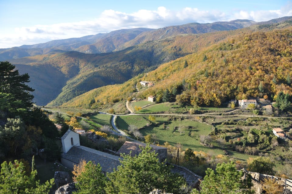 Foreground: chapel of Esparon; background: pass and the farmhouse (to the right)