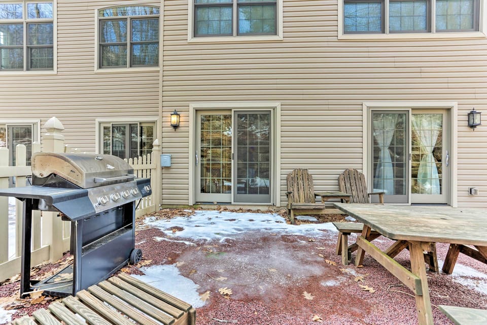Private Backyard Area | Picnic Table | Gas Grill