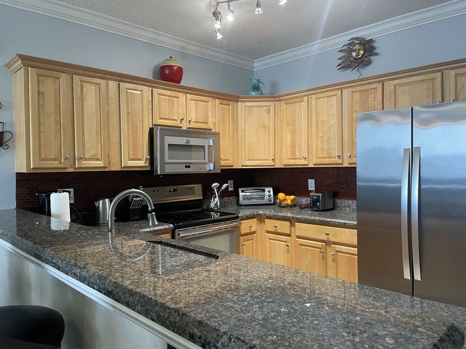 Kitchen: Owen, Toaster, Drip Coffee Machine, Keurig Coffee Machine, Blander