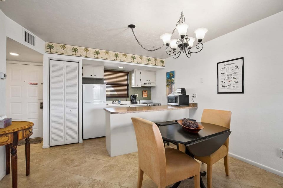 Kitchen & Dining