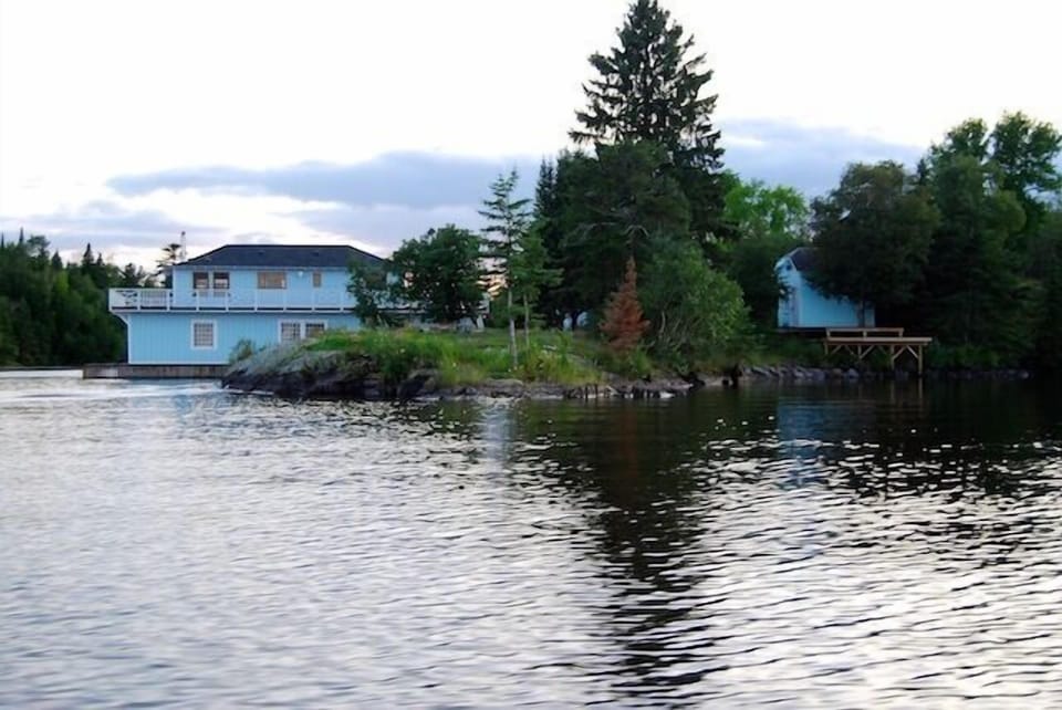 Big Blue Boathouse and Guest Cottage