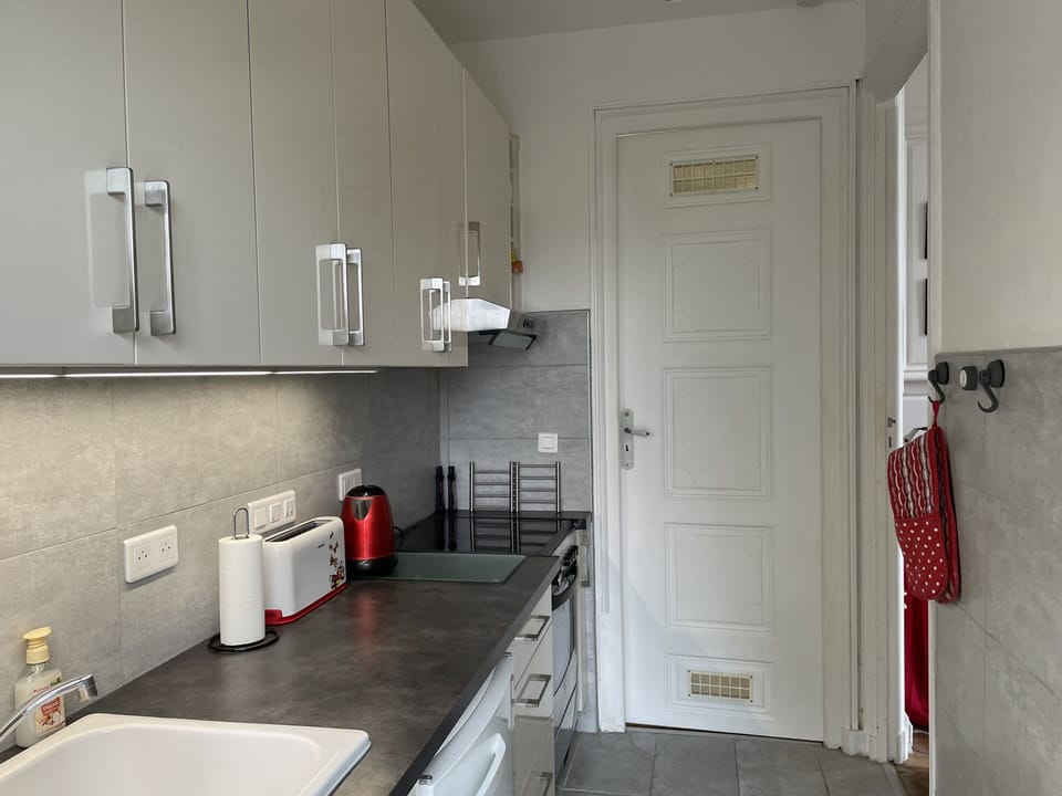 Extremely well appointed kitchen meeting all your culinary needs