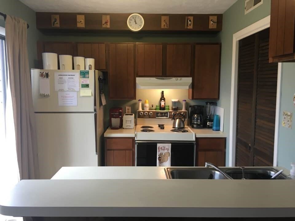 Fully stocked kitchen. Dishes, utensils, pots/pans. Microwave, crockpot, griddle