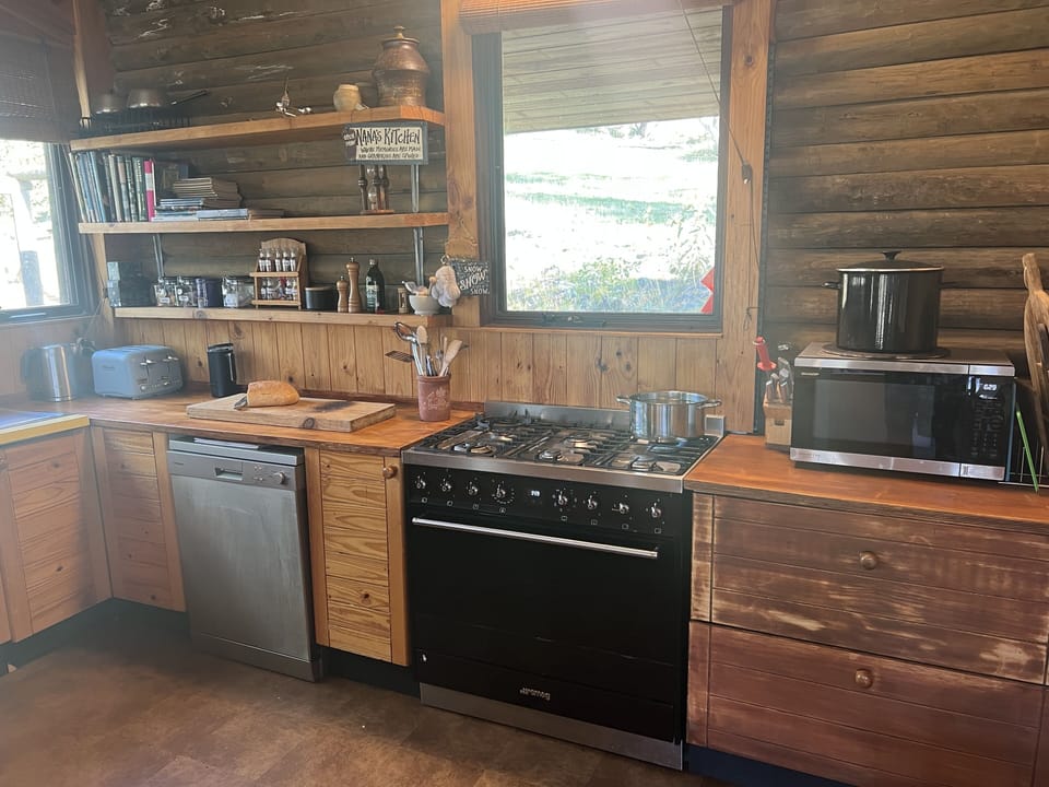 Full kitchen with Smeg 6 burner gas stove 90cm electric oven
