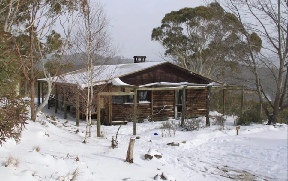 "Narragundah" Rustic Country Cozy, Log Cabin