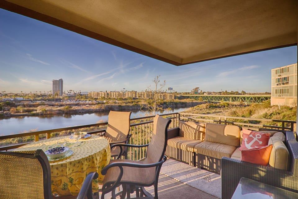 Beautiful Views with cozy seating!