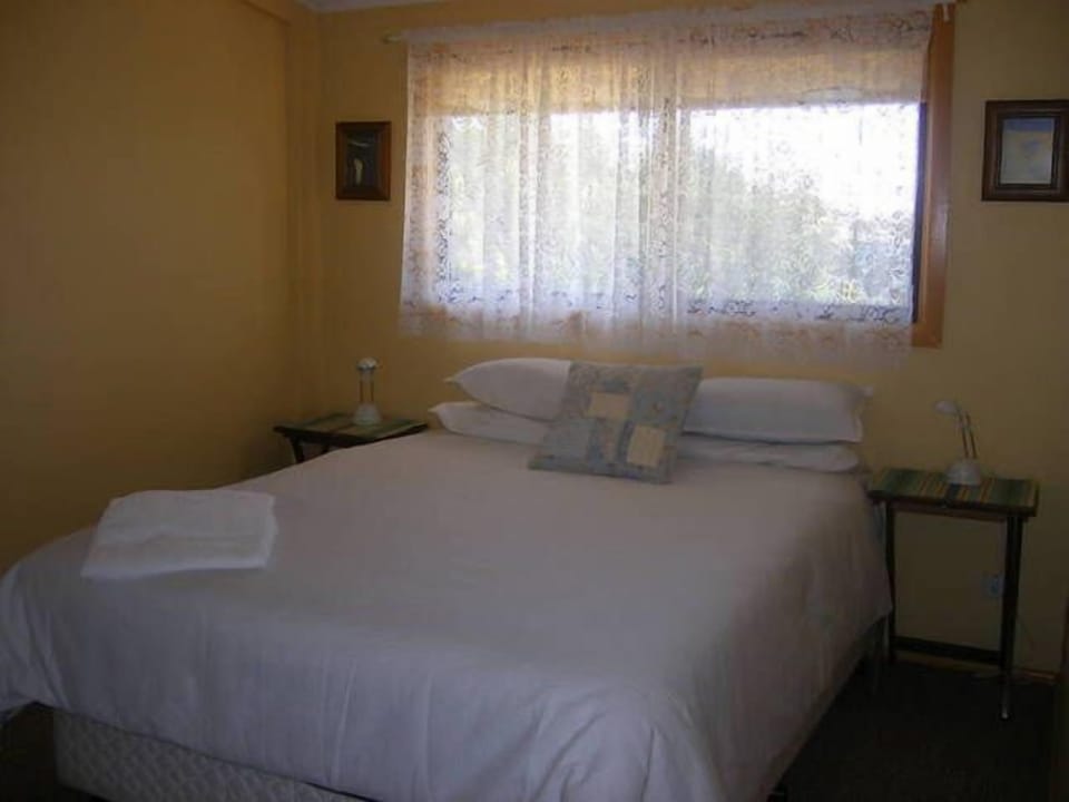 2 bedrooms with 1 queen bed each.
