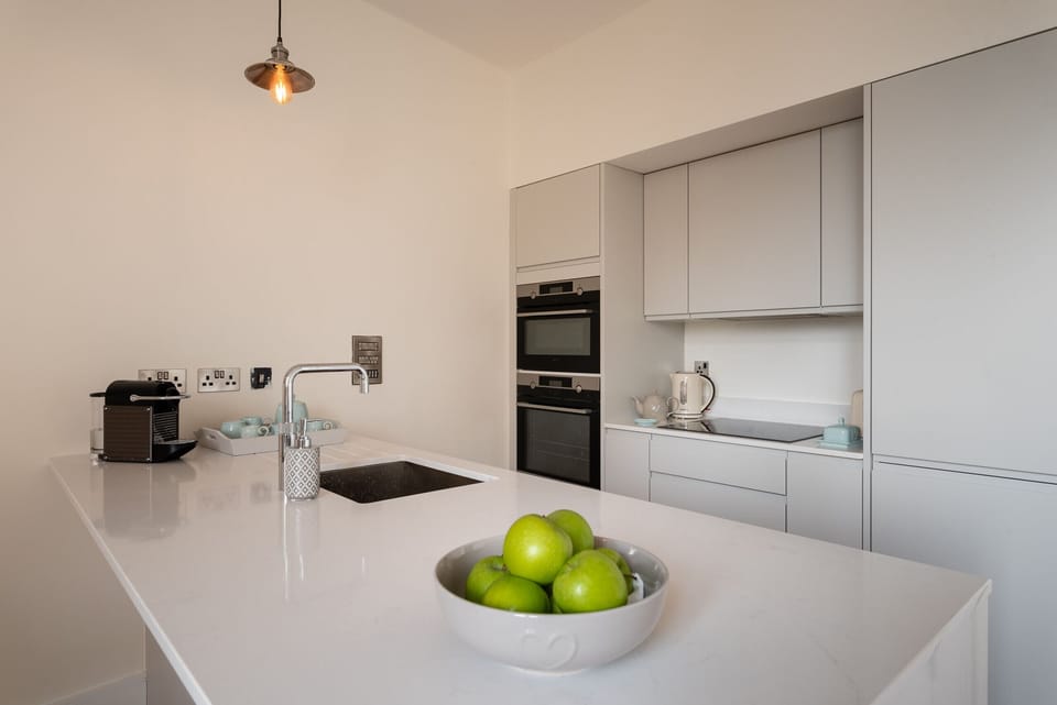 Fresh Escapes - Exeter City Centre Apartment, Cathedral View Sleeps 2 Kitchen