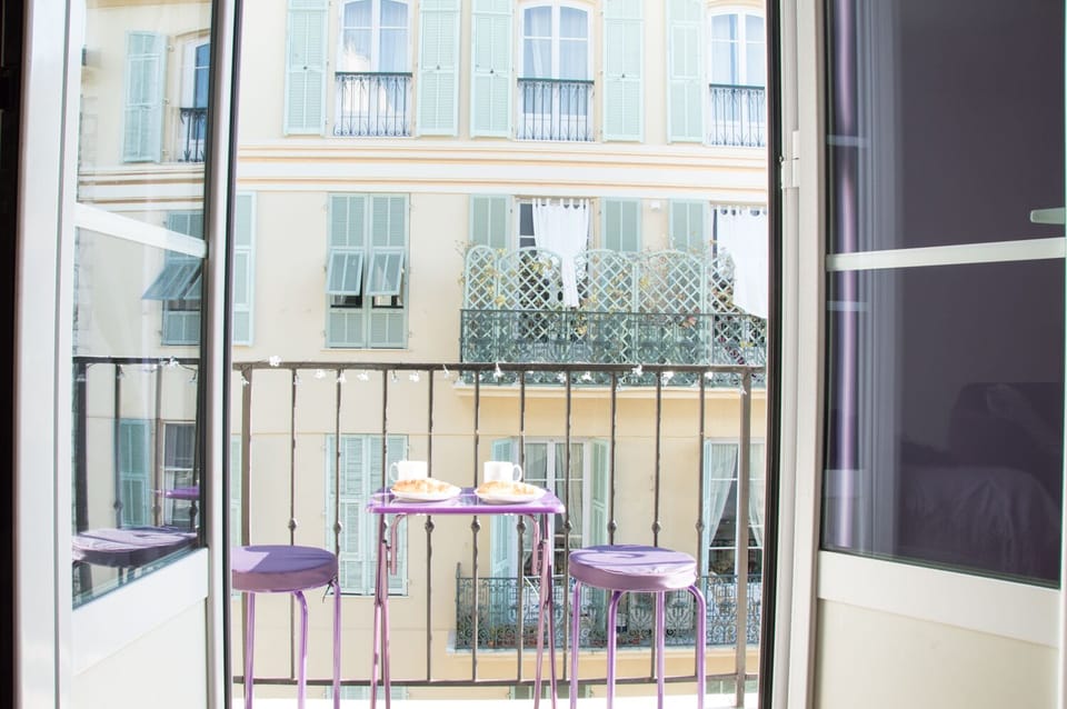 Balcony with seating area