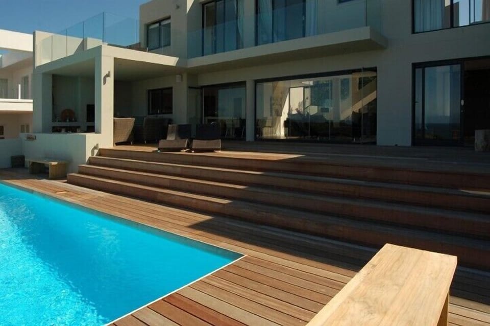 Rim-Flow Pool and Outdoor Entertainment Area