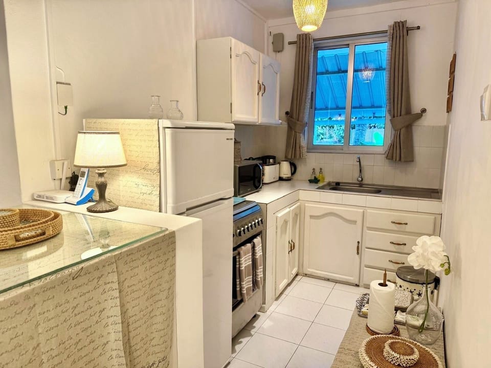 Kitchen with cooker, kettle, Nespresso machine,toaster, microwave,fridge/freezer