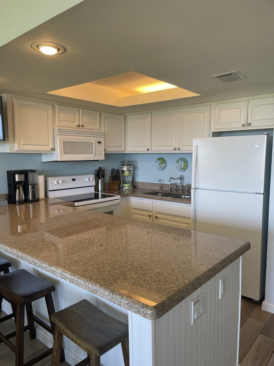 Fully stocked kitchen with Ninja Hot/Cold coffee maker & Margaritaville Blender