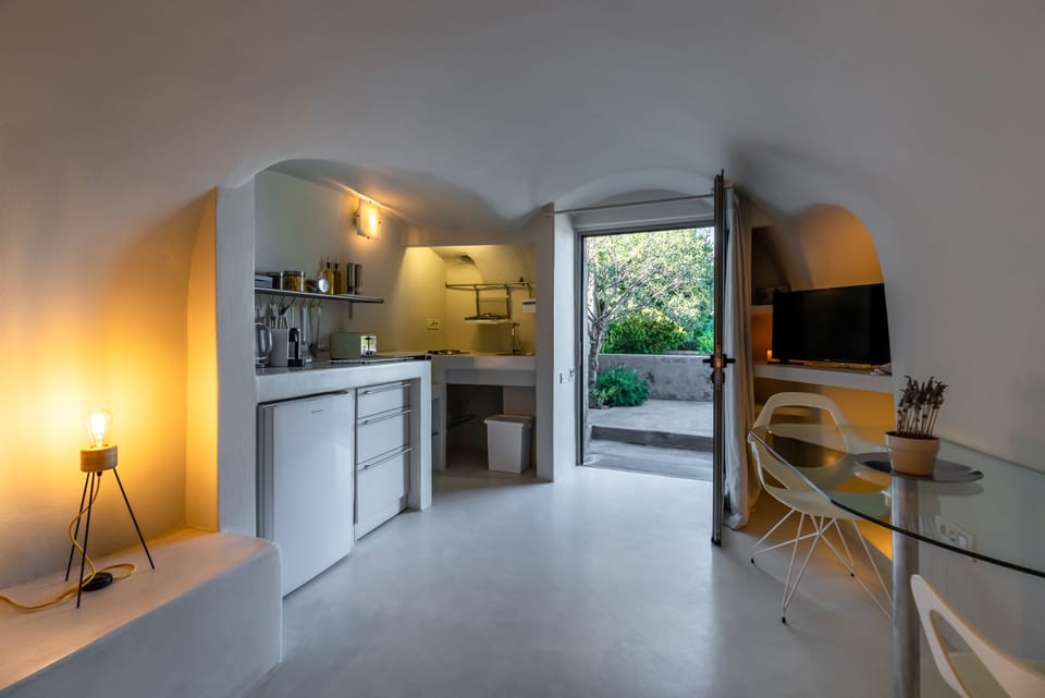 Kitchen & dining area