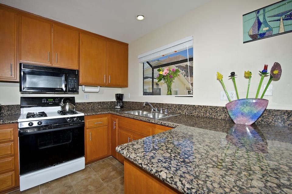 Fully equipped kitchen, open to dining area