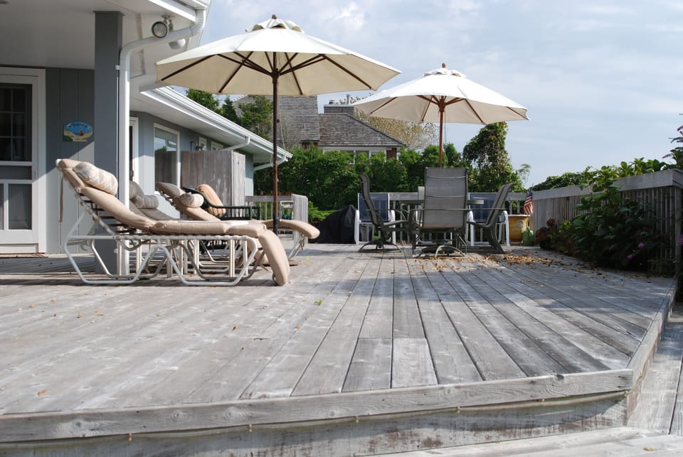 Large oversize deck facing lake front
