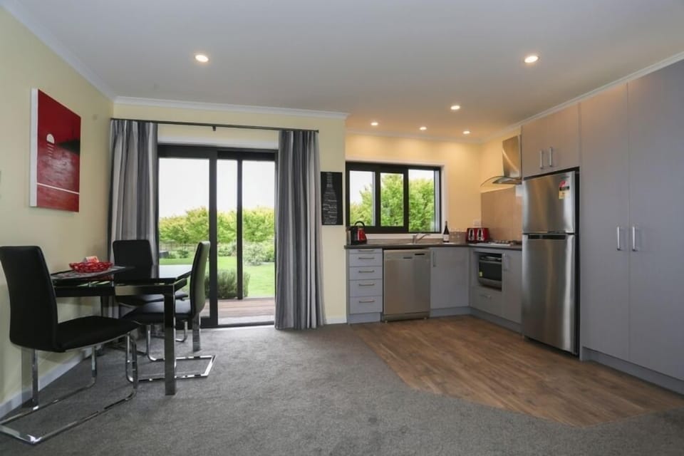 Syrah Kitchen/Dining