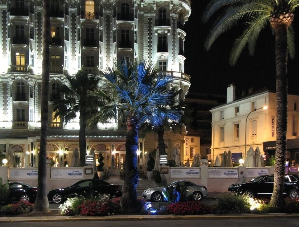 Hotel Carlton, 2 min from the apartment