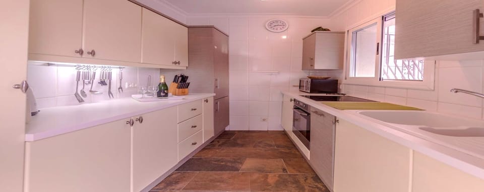 Well equipped kitchen with built in hob, dishwasher, fridge freezer, hob.