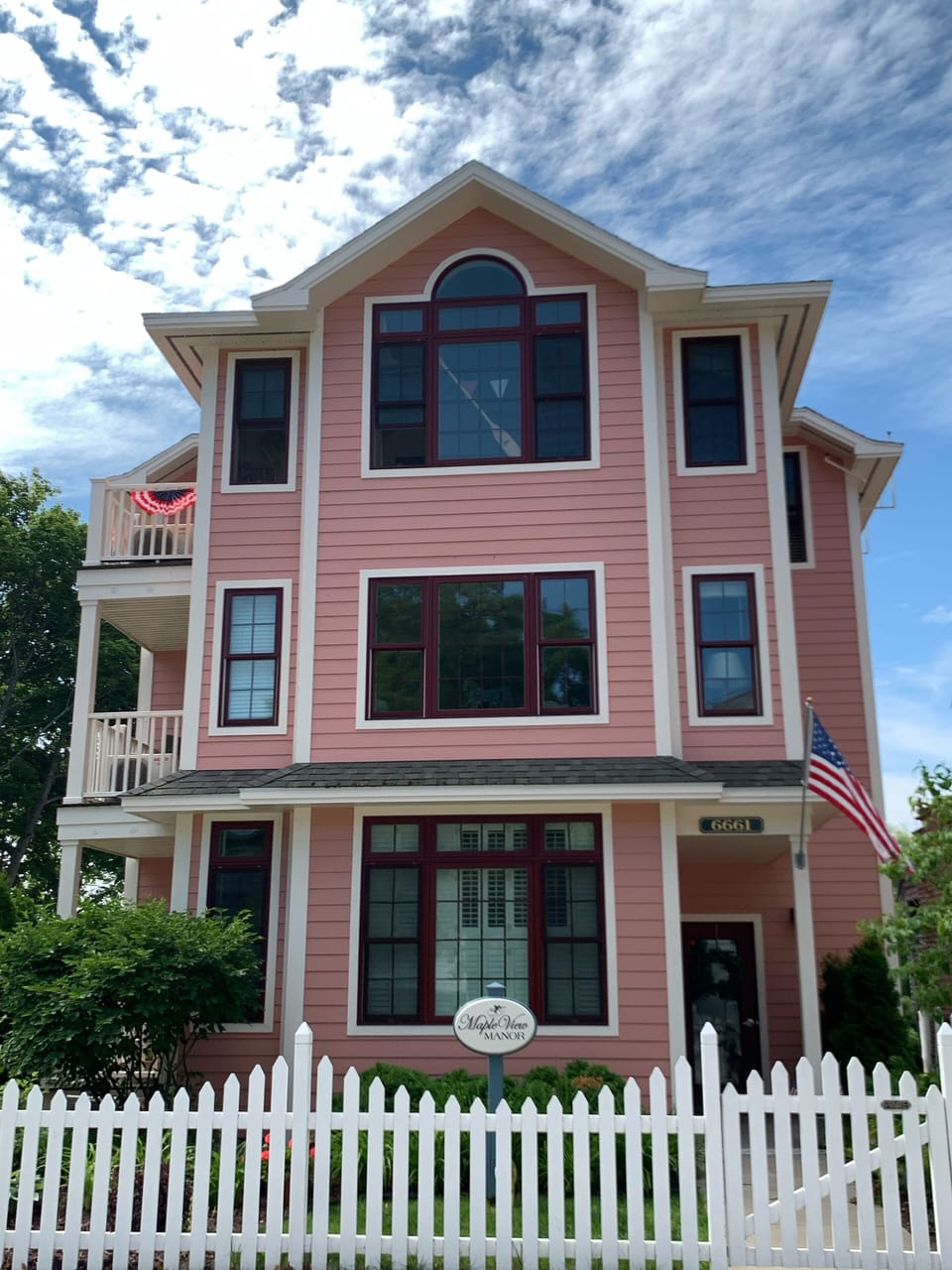 We are located on the top floor with wonderful views and cathedral ceilings. 🇺🇸