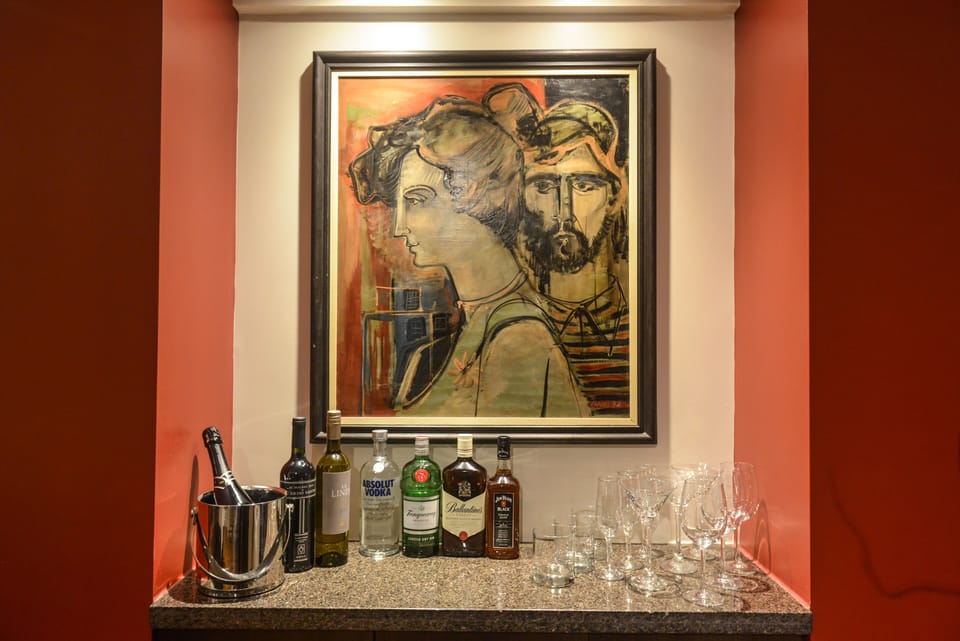 Bar, Service Area